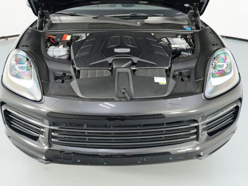 Used 2022 Porsche Cayenne Platinum Edition image 8