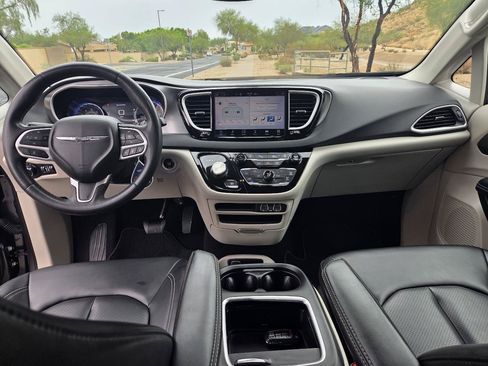 Used 2023 Chrysler Pacifica Touring-L FWD image 19
