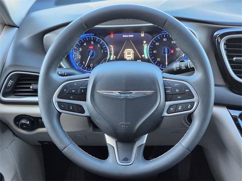 Certified 2024 Chrysler Pacifica Touring-L image 26