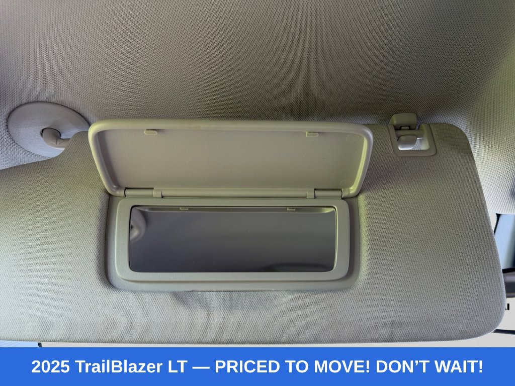 Used 2025 Chevrolet TrailBlazer LT AWD/4WD image 18