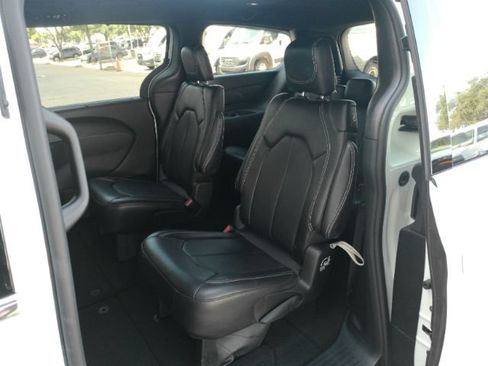 Used 2025 Chrysler Pacifica Select FWD image 19