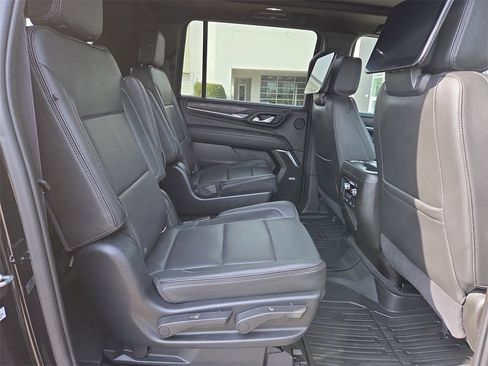 Used 2021 GMC Yukon XL Denali w/ Denali Premium Package image 18