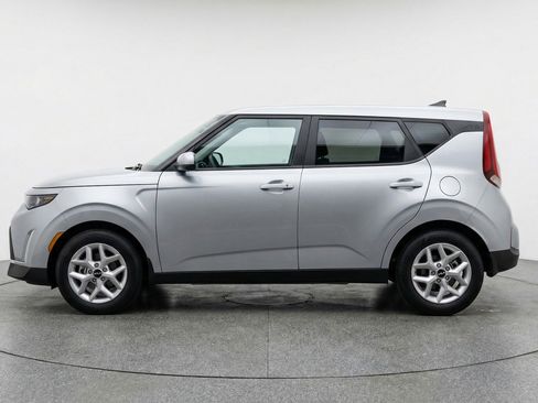 Used 2025 Kia Soul LX w/ LX Technology Package FWD image 4
