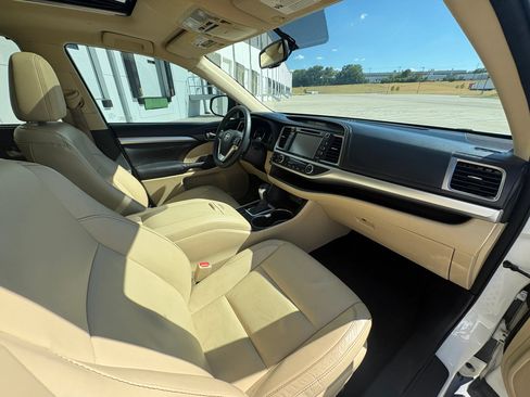 Used 2016 Toyota Highlander XLE FWD image 17