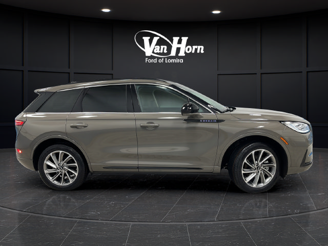 Used 2025 Lincoln Corsair Grand Touring AWD/4WD image 2