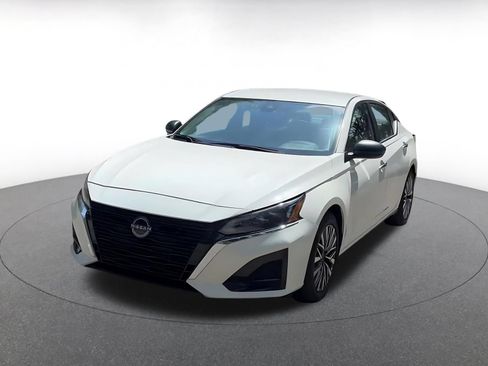 Used 2025 Nissan Altima 2.5 SV FWD image 7