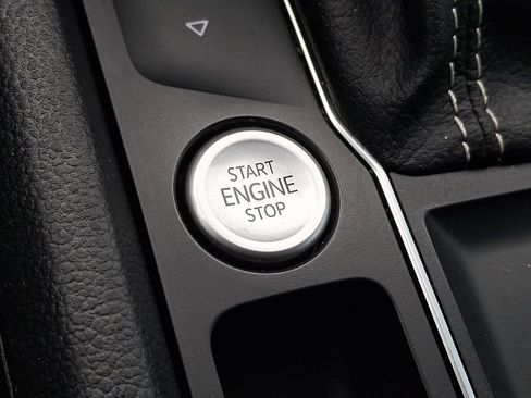 Used 2021 Volkswagen Atlas Cross Sport SE w/ Panoramic Sunroof Package image 24