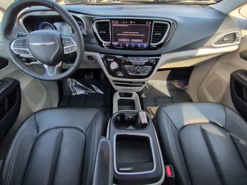 Certified 2024 Chrysler Pacifica Touring-L FWD image 14