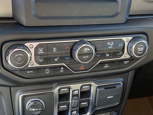 Used 2021 Jeep Gladiator Sport image 19