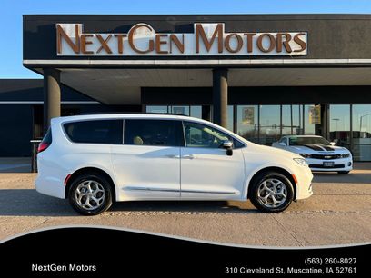 Used 2023 Chrysler Pacifica Limited w/ Uconnect Theater Family Group