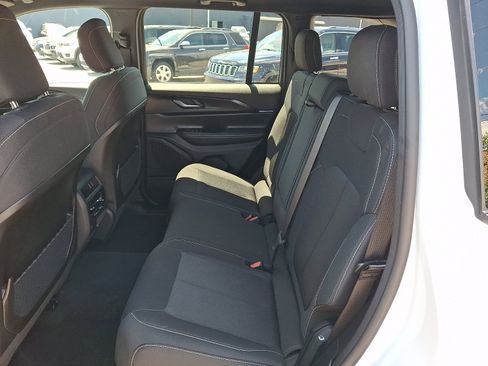 Used 2024 Jeep Grand Cherokee Laredo AWD/4WD image 10