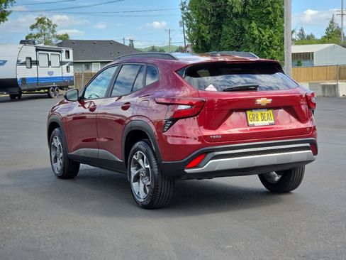 Certified 2025 Chevrolet Trax LT FWD image 4