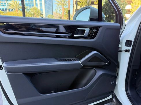 Used 2019 Porsche Cayenne AWD/4WD image 12