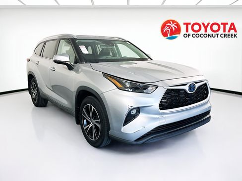 Used 2024 Toyota Highlander XLE FWD image 1
