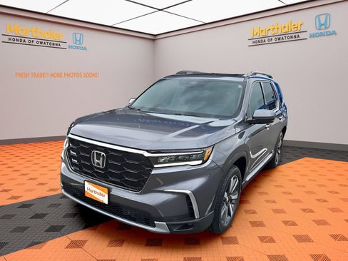 Used 2025 Honda Pilot Touring image 1