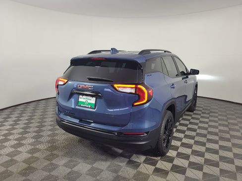 Used 2024 GMC Terrain SLE w/ Driver Convenience Package FWD image 9