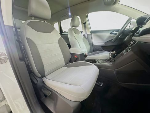 Used 2024 Volkswagen Taos SE w/ Panoramic Sunroof Package FWD image 29