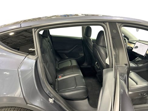 Certified 2021 Tesla Model Y Long Range AWD/4WD image 11