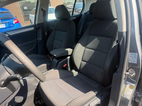 Used 2013 Volkswagen Golf 4-Door FWD image 9