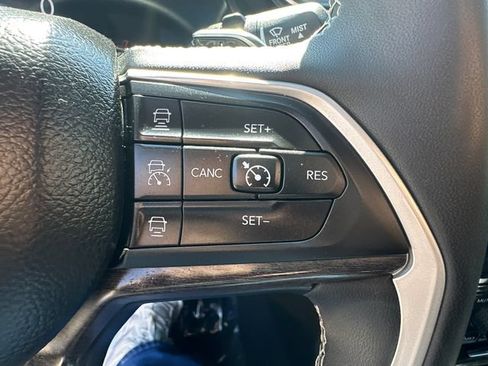 Used 2023 Jeep Grand Cherokee L Limited AWD/4WD image 36