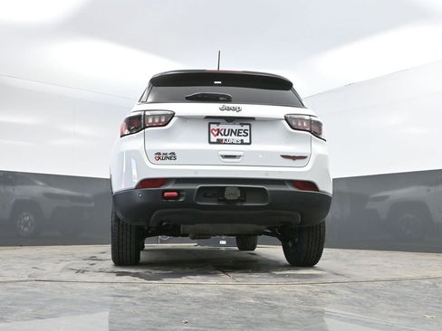 Used 2025 Jeep Compass Trailhawk w/ Trailer Tow Group AWD/4WD image 38