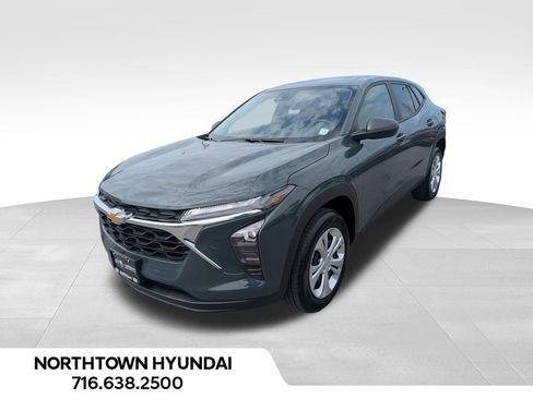 Used 2025 Chevrolet Trax LS FWD image 1