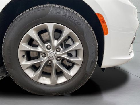 Used 2026 Chrysler Pacifica Select image 14