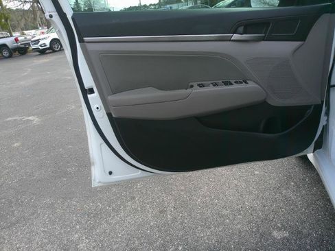 Used 2017 Hyundai Elantra SE image 21