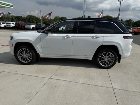 Used 2024 Jeep Grand Cherokee Summit w/ Luxury Tech Group V AWD/4WD image 5