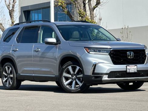 Certified 2024 Honda Pilot Touring image 2