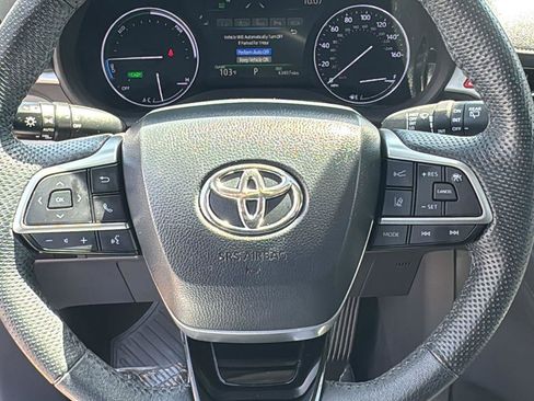 Used 2022 Toyota Sienna Limited FWD image 17