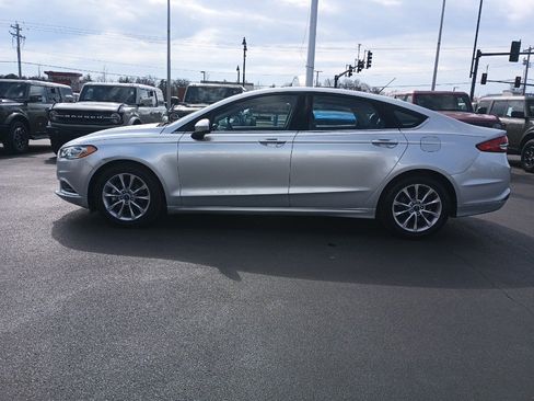 Used 2017 Ford Fusion SE image 4