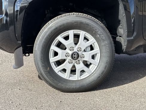 Used 2025 Toyota Tacoma SR5 AWD/4WD image 10