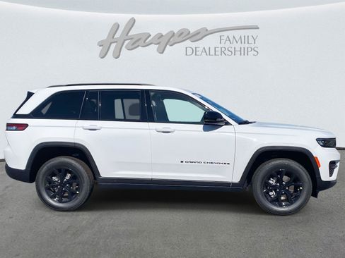 New 2025 Jeep Grand Cherokee Altitude image 3