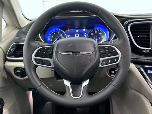 Used 2024 Chrysler Pacifica Limited FWD image 11