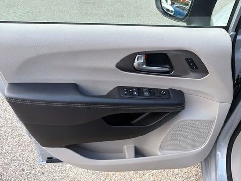 Used 2023 Chrysler Pacifica Touring-L FWD image 11