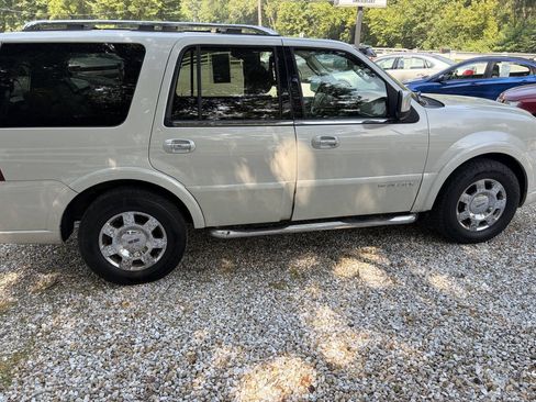 Used 2006 Lincoln Navigator Luxury AWD/4WD image 2