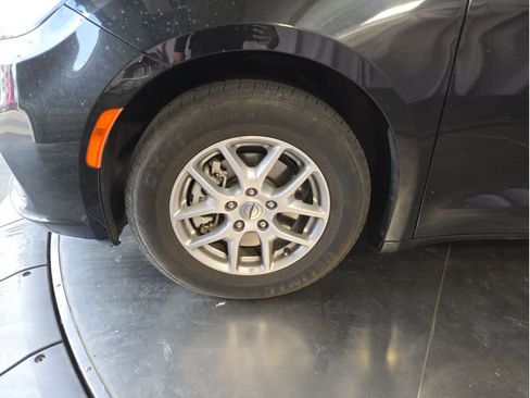 Used 2023 Chrysler Pacifica Touring-L image 3