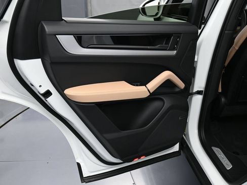 Certified 2025 Porsche Cayenne Coupe AWD/4WD image 24