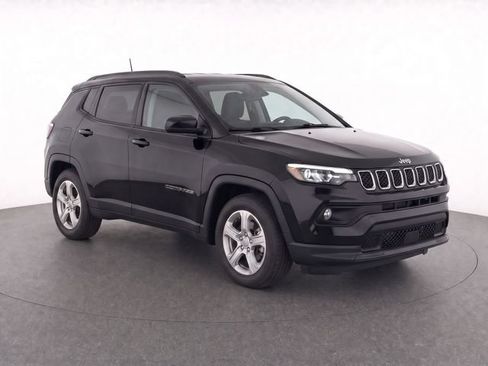 Used 2024 Jeep Compass Latitude AWD/4WD image 2