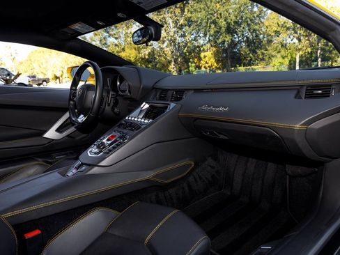Used 2014 Lamborghini Aventador image 30