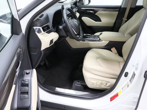Used 2023 Toyota Highlander Limited image 14