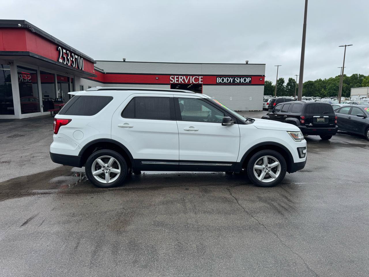 Used 2017 Ford Explorer XLT AWD/4WD image 2