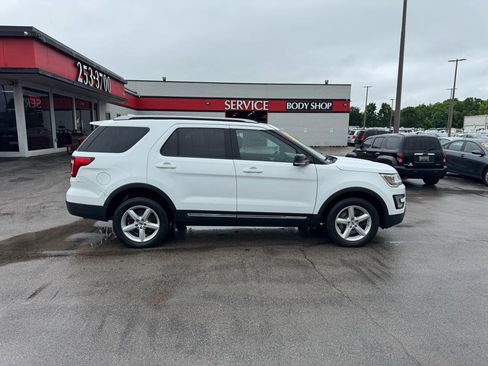 Used 2017 Ford Explorer XLT AWD/4WD image 2