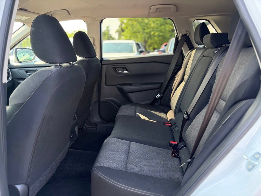 Used 2025 Nissan Rogue SV AWD/4WD image 12