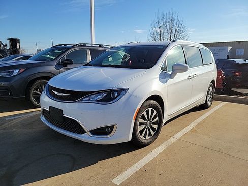 Used 2020 Chrysler Pacifica Touring-L Plus image 2