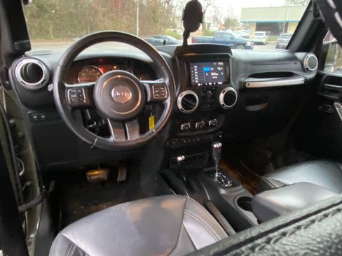 Used 2015 Jeep Wrangler Unlimited Rubicon w/ Connectivity Group AWD/4WD image 34