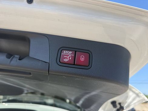 Used 2025 Mercedes-Benz GLB 250 image 21