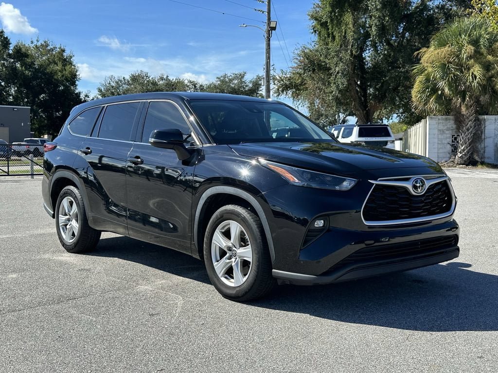 Used 2022 Toyota Highlander LE FWD image 2