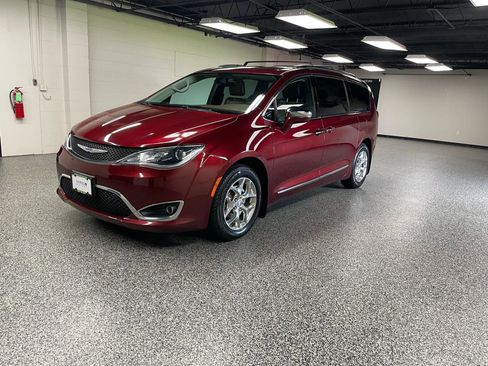 Used 2017 Chrysler Pacifica Limited FWD image 8